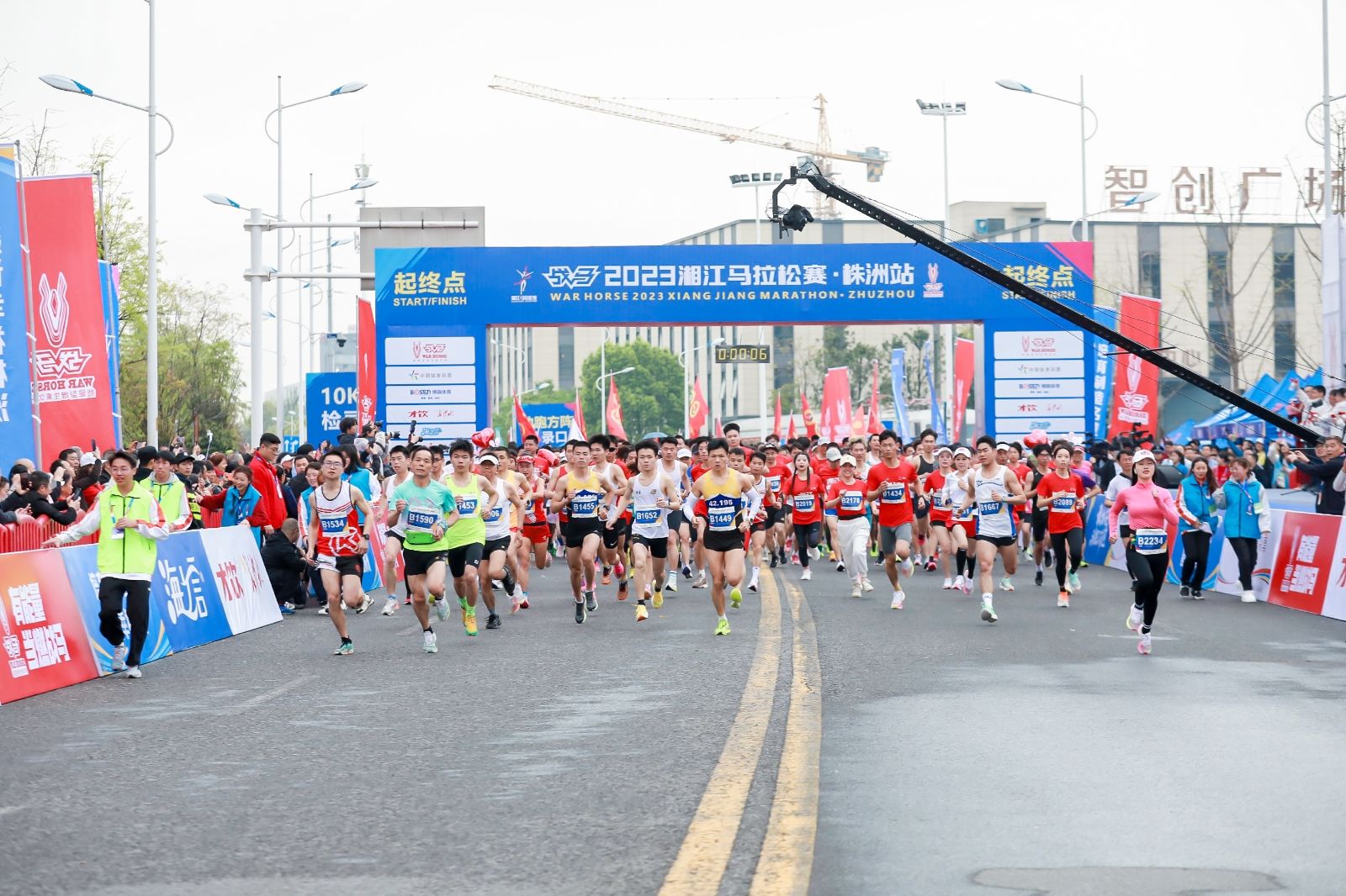 敢為人先·與湘江奔跑 ｜戰(zhàn)馬2023湘江馬拉松株洲站鳴槍起跑！